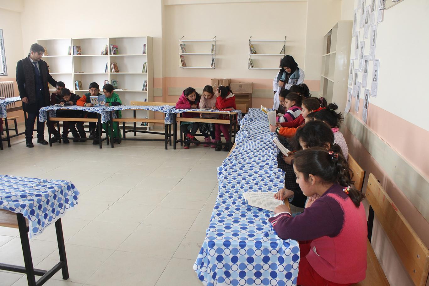 Köy okulu öğretmenleri kütüphane için yardım bekliyor